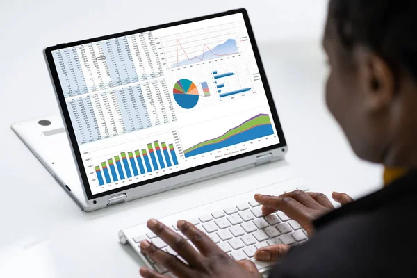 Afrikaanse Business Advisor Met Behulp Van Financiële Kpi Dashboard Laptop — Stockfoto