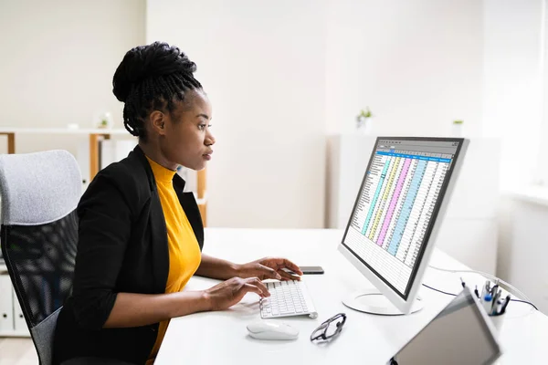 Finanzanalyst Mit Tabellenkalkulationssoftware Auf Dem Desktop Computer — Stockfoto