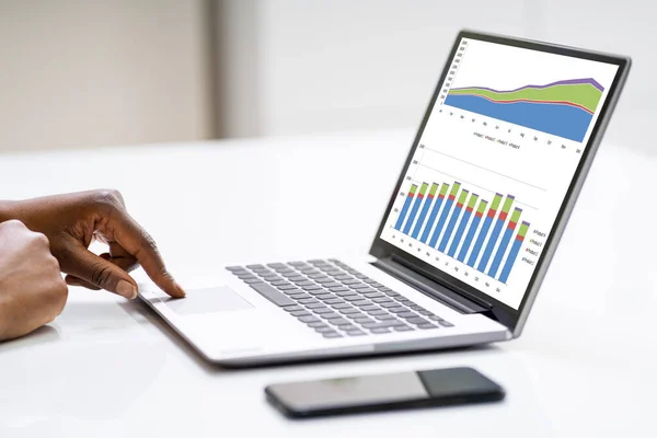 African Business Advisor Använda Finansiella Kpi Dashboard Bärbar Dator — Stockfoto