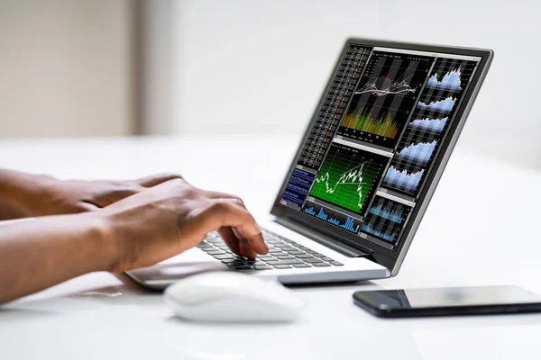 African American Broker Trading Aktiemarknaden Online — Stockfoto