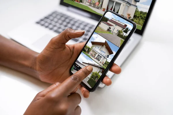 Hypotheek Counseling Kijkend Naar Huis Foto Mobiele Telefoon — Stockfoto