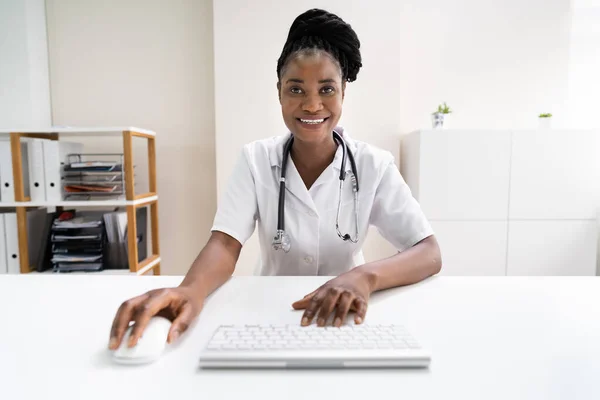 病院で聴診器を持つ幸せなアフリカ人女性 — ストック写真