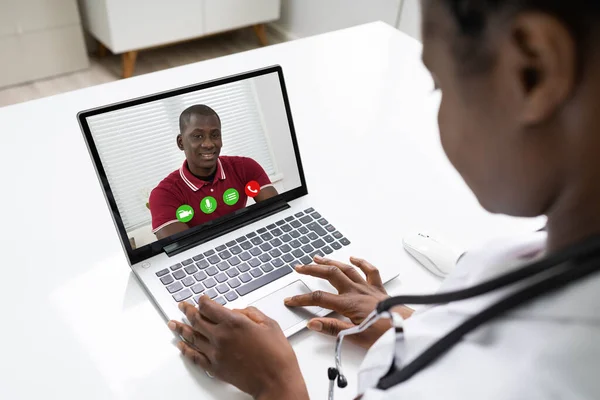 Medico Africano Videoconferenza Chiamata Parlando Con Paziente — Foto Stock