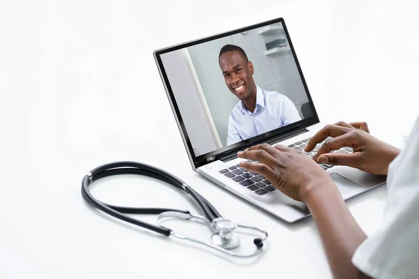 非洲录像医生会议呼叫与病人交谈 — 图库照片