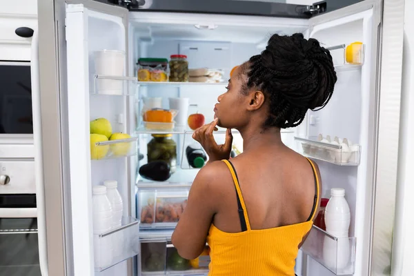 Mulher Africana Pense Alimentos Perto Frigorífico Cozinha — Fotografia de Stock