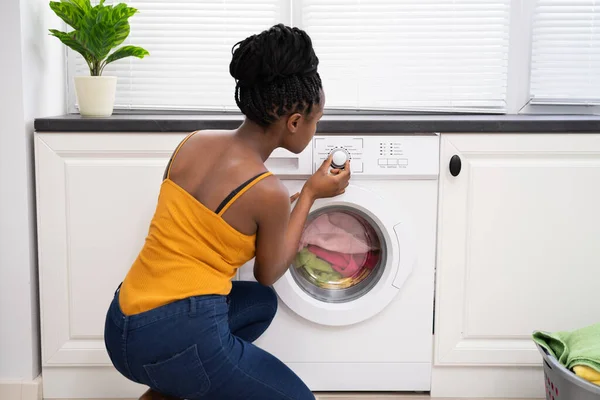Osoba Ruční Nastavení Pračka Prádlo Prádelna — Stock fotografie