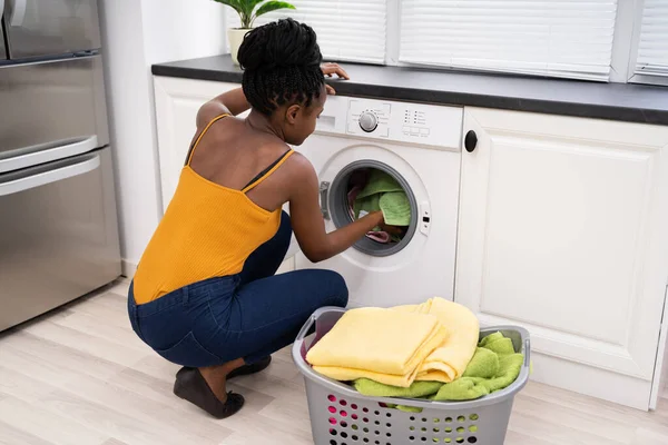 Frau Lädt Schmutzige Kleidung Waschmaschine Zum Waschen Hauswirtschaftsraum — Stockfoto