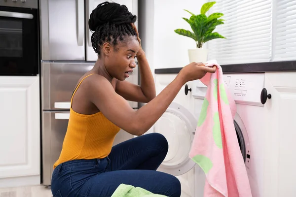 Vrouw Kleren Bleekmiddel Wasserij Kleurvlekken — Stockfoto