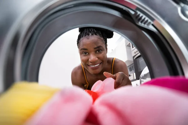 洗濯機の中を見て石鹸を充填使用して女性 — ストック写真