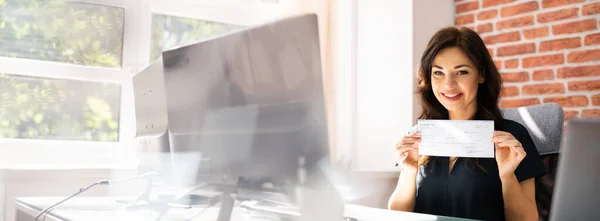 Mujeres Sosteniendo Cheque Nómina Con Sueldo Seguro Nómina — Foto de Stock