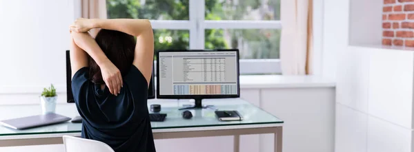 Kvinnan Sträcker Sig Kontoret Skrivbord Stol Medan Arbetar — Stockfoto