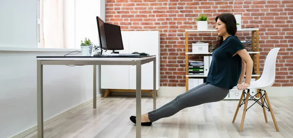 Triceps Dips Ejercicio Silla Escritorio Oficina — Foto de Stock