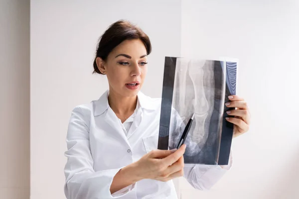 Female Doctor Holding Xray Scan Image Hospital — Stock Photo, Image