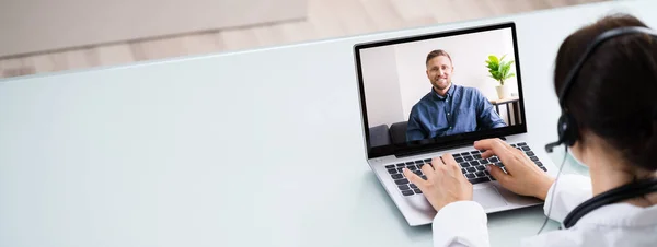 Orvos Beszél Beteggel Keresztül Video Chat Laptopon Asztalnál — Stock Fotó