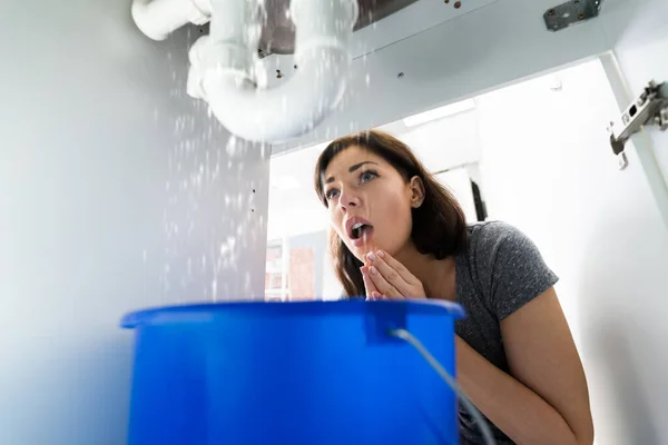 緊急配管シンク漏れの問題を持つ女性 — ストック写真