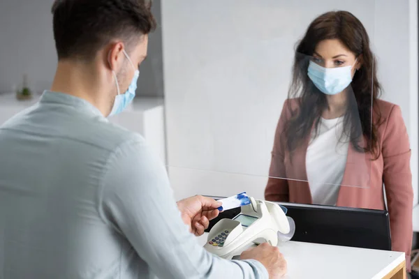 Tienda Cajero Recepción Del Hotel Con Máscara Médica — Foto de Stock