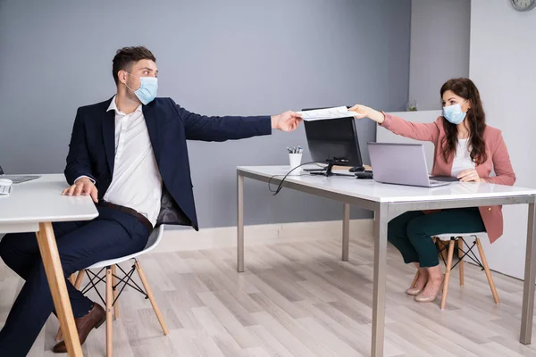 Trabalhando Escritório Vestindo Máscaras Médicas Após Distanciamento Social — Fotografia de Stock