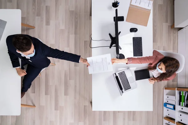 Das Tragen Medizinischer Gesichtsmasken Büro Nach Sozialer Distanzierung — Stockfoto