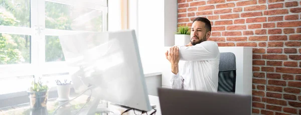 Boss Protahování Cvičení Kanceláři Stolu — Stock fotografie