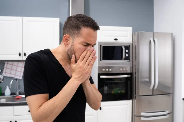Κακή Μυρωδιά Οσμή Στην Κουζίνα Νεροχύτη Στο Σπίτι — Φωτογραφία Αρχείου