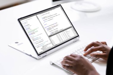 Melez Laptop ve Tablet Ekran kullanan Afrikalı programcı veya kodlayıcı