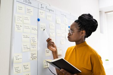 Gemiye Kanban Planı Yazan Afrikalı Amerikalı Kadın