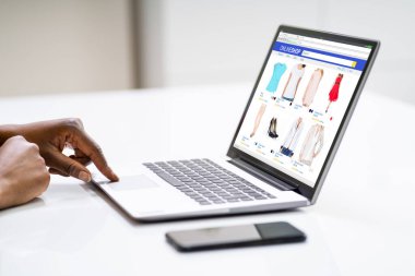 Bilgisayarda Çevrimiçi Ticaret Dükkanı Kullanan Afrikalı Kadın