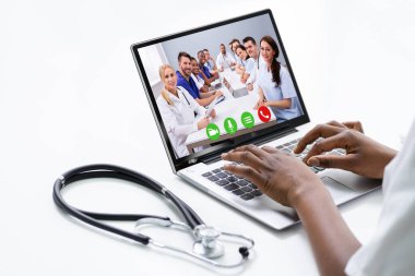 Bilgisayarda Afrikalı Amerikalı Doktor Görüntülü Konferans Çağrısı