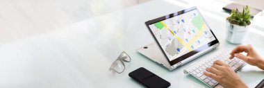 Dizüstü bilgisayar kullanarak GPS haritasında konum aranıyor