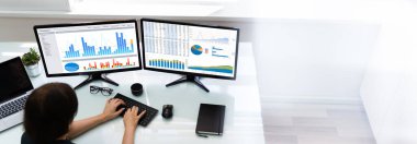 Bilgisayar ekranında KPI Verilerine Bakan Analist Kadınlar