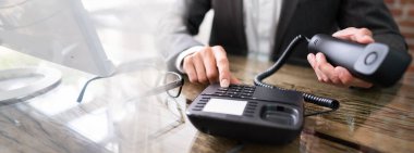Ofis Masasındaki Şirket Sabit Telefon Çağrısı