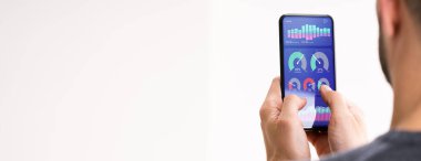 İşadamı Bilgisayarda İş Analitik Bilgi Teknolojisini Kullanıyor