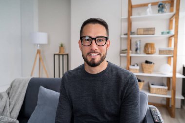 Koltuktaki Mutlu Adam ya da Oturma Odasındaki Koltuk