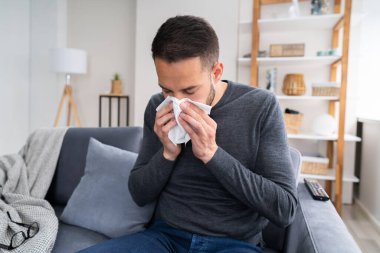 Hapşıran Alerjik Hasta Adam. Rhinitis Hapşıran Adam