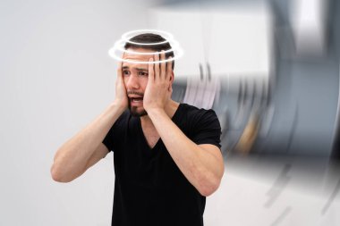 Baş ağrısı Kulak Hastalığı. BPPV İşitme Enfeksiyonu Olan Hasta