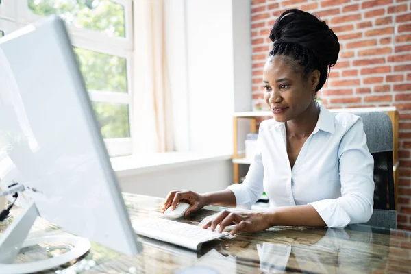 Joyeuse Femme Professionnelle Employée Utilisant Ordinateur Pour Travail — Photo