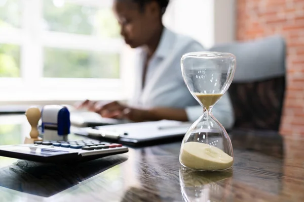 Contador Negro Mujer Trabajando Con Factura Reloj Arena — Foto de Stock