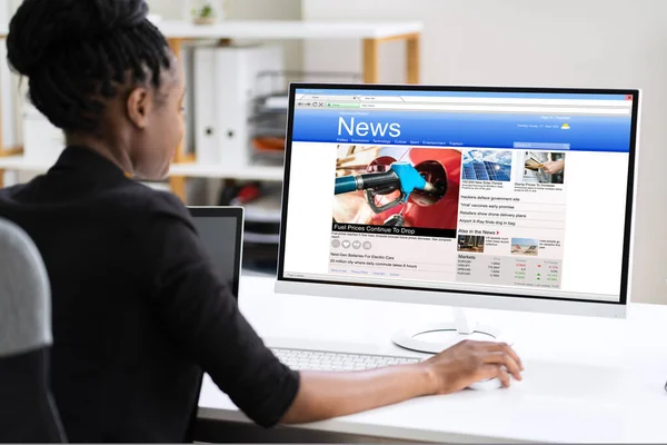 Afrykańska Kobieta Patrząc Wiadomości Gazecie Online Komputerze — Zdjęcie stockowe