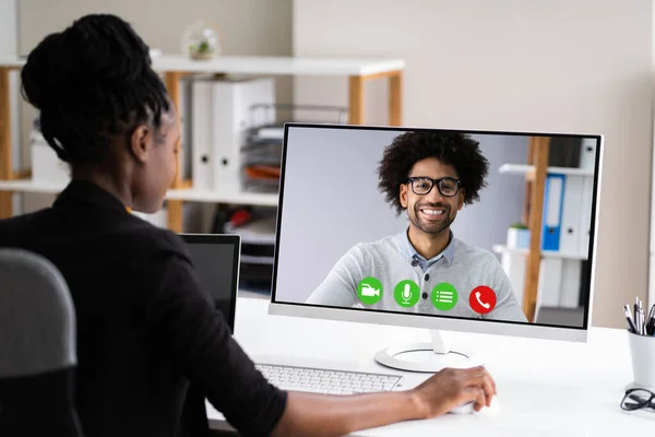 Mujer Africana Videoconferencia Llamada Negocios Pantalla Del Ordenador —  Fotos de Stock