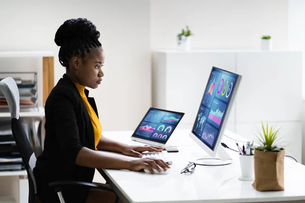 非洲裔美国人商业数据分析妇女使用计算机 — 图库照片
