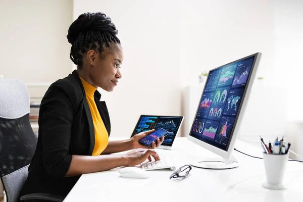 African American Business Data Analyst Γυναίκα Που Χρησιμοποιεί Υπολογιστή — Φωτογραφία Αρχείου