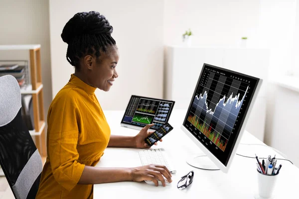 African American Business Data Analyst Woman Using Computer — Stock Photo, Image