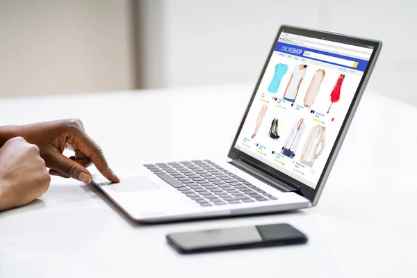 Afrikaanse Vrouw Met Behulp Van Online Commerce Winkel Laptop — Stockfoto