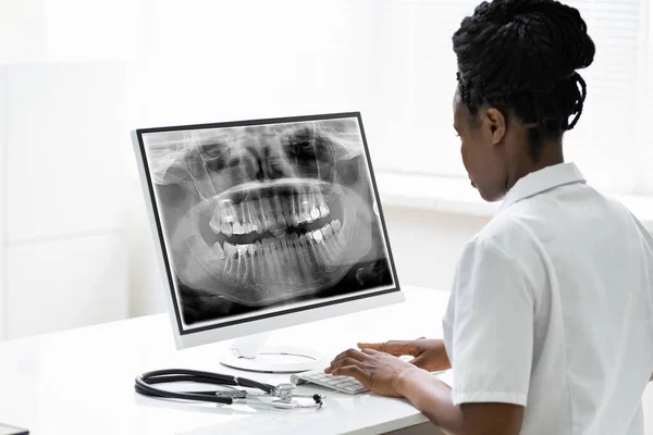 Médico Dentista Olhando Para Dentes Xray Usando Software Computador — Fotografia de Stock