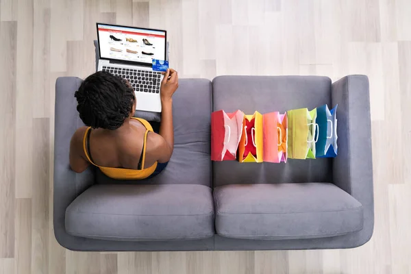 African American Shopping Online Στην Ιστοσελίδα Ηλεκτρονικού Εμπορίου Χρησιμοποιώντας Laptop — Φωτογραφία Αρχείου