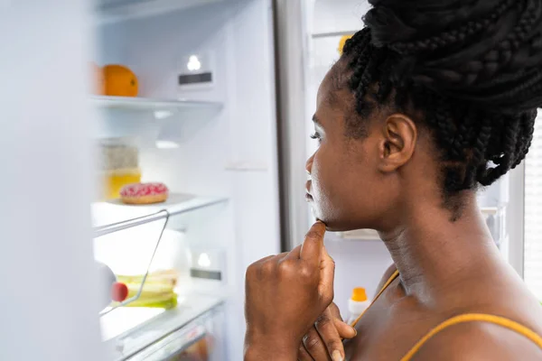 Afrikanerin Denkt Über Lebensmittel Der Nähe Von Kühlschrank Küche Nach — Stockfoto