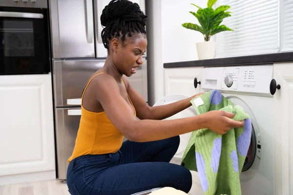 Vrouw Kleren Bleekmiddel Wasserij Kleurvlekken — Stockfoto