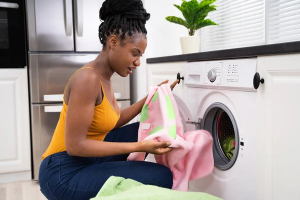 女人洗衣服 漂白剂洗涤剂色泽 — 图库照片