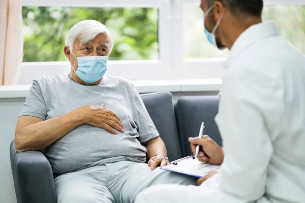 Arzt Spricht Hause Mit Älterem Patienten — Stockfoto