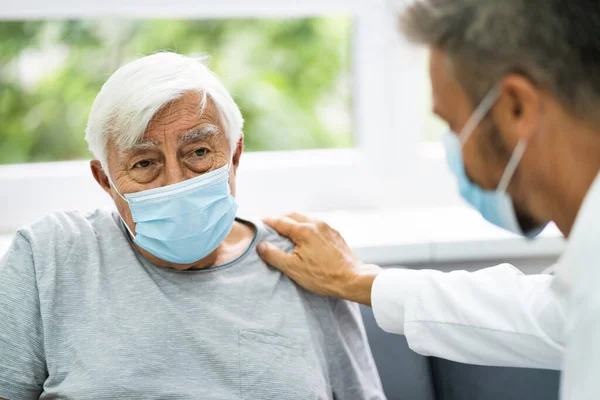 Doktor Mluví Starším Pacientem Doma — Stock fotografie